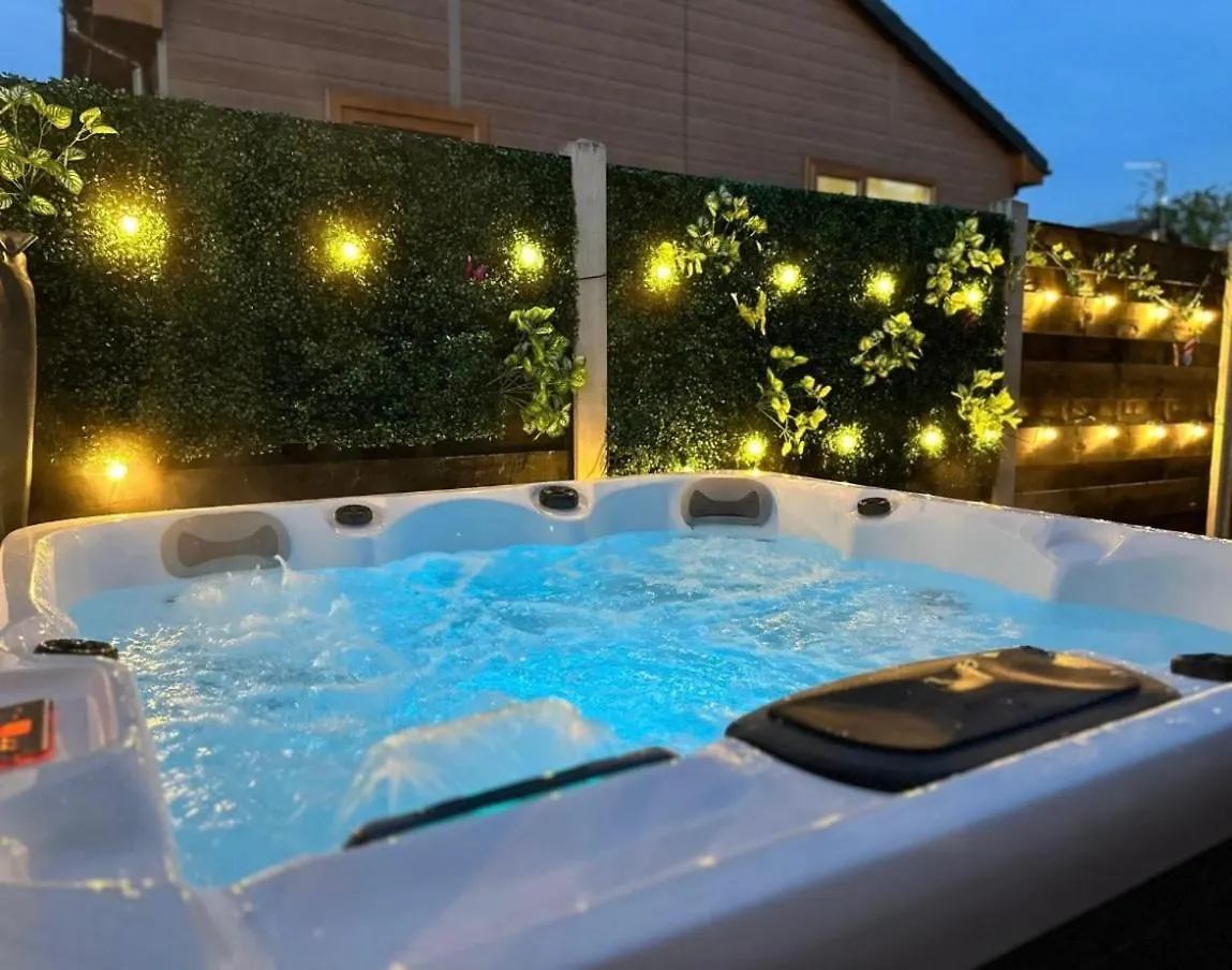 יורק Cherry Cabin With Hot Tub 0*,